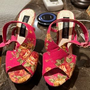 Sandals on a platform size 5 flower hot pink color
